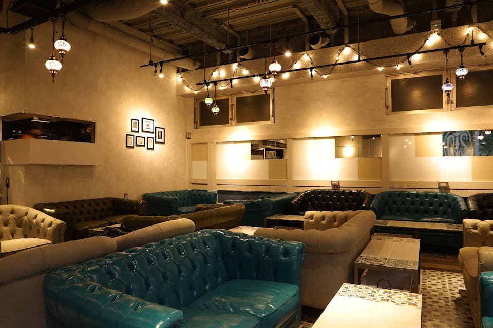シーシャ×カフェ×バー C.STAND シースタンド 新宿三丁目店