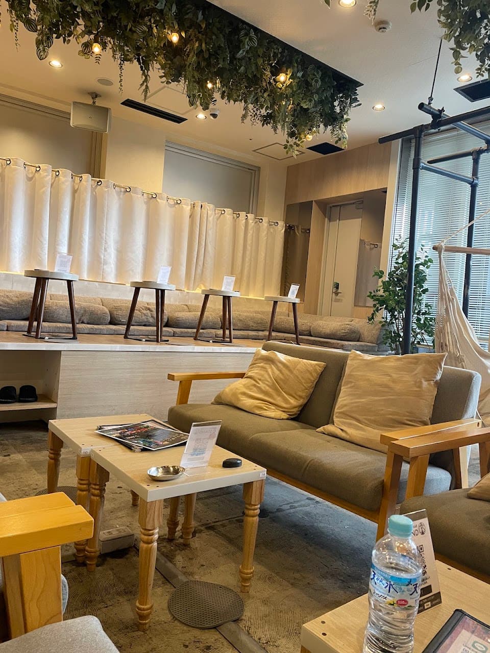 シーシャ×カフェ×バー C.STAND シースタンド 難波店